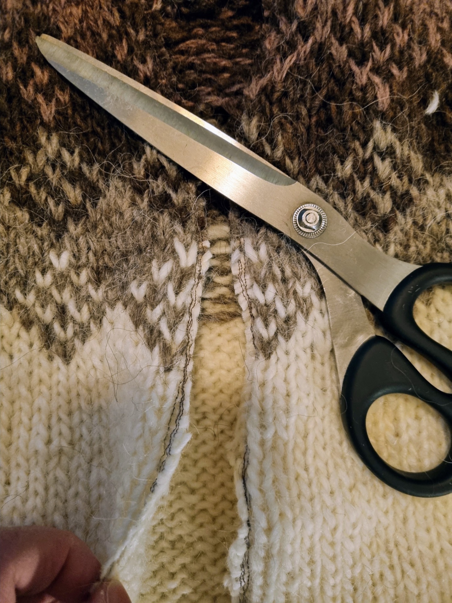 Leikkuuvaran reunat ommeltu ja neule avattu. Kuvio on symmetrinen kun se alkaa ja päättyy samaan silmukkaan. 