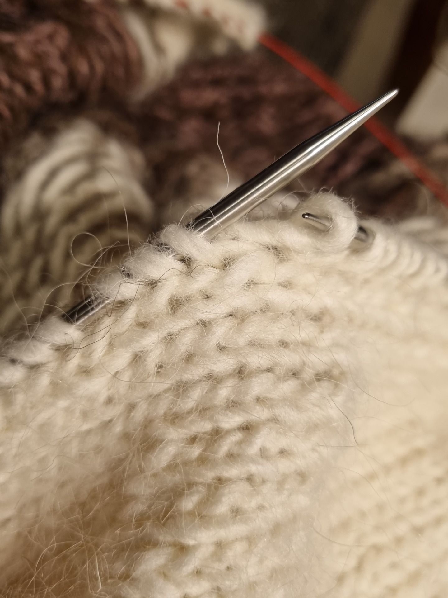 Silmukoiden poiminenen. Poimi 3 jätä väliin 1.