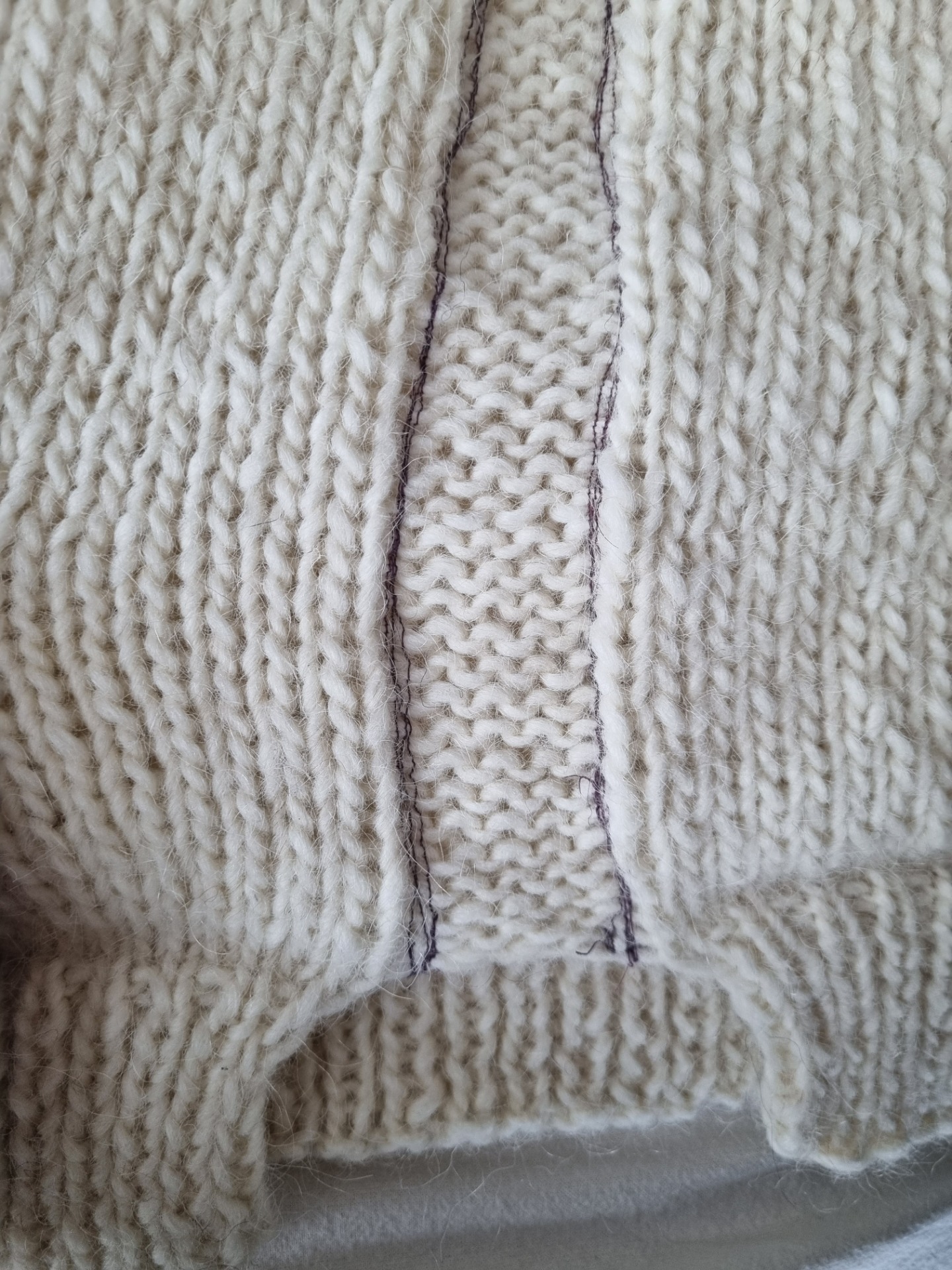 Tässä näkyy leikkuuvara ja reunaan tehdyt tikkaukset