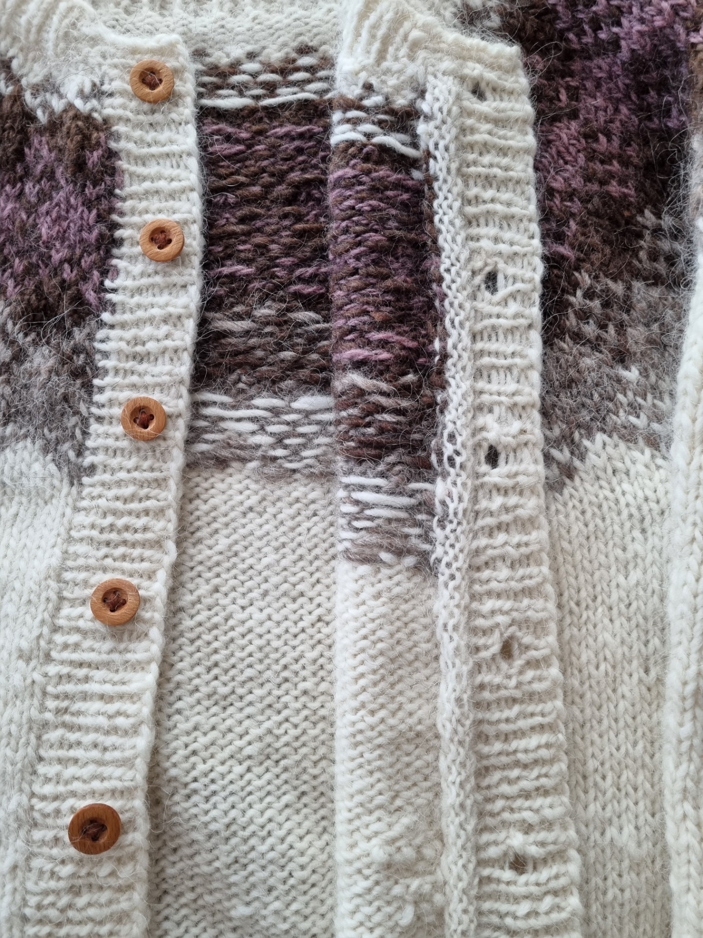 Tässä näkyy miten ompelujälki jää kivasti alavaran alle piiloon.